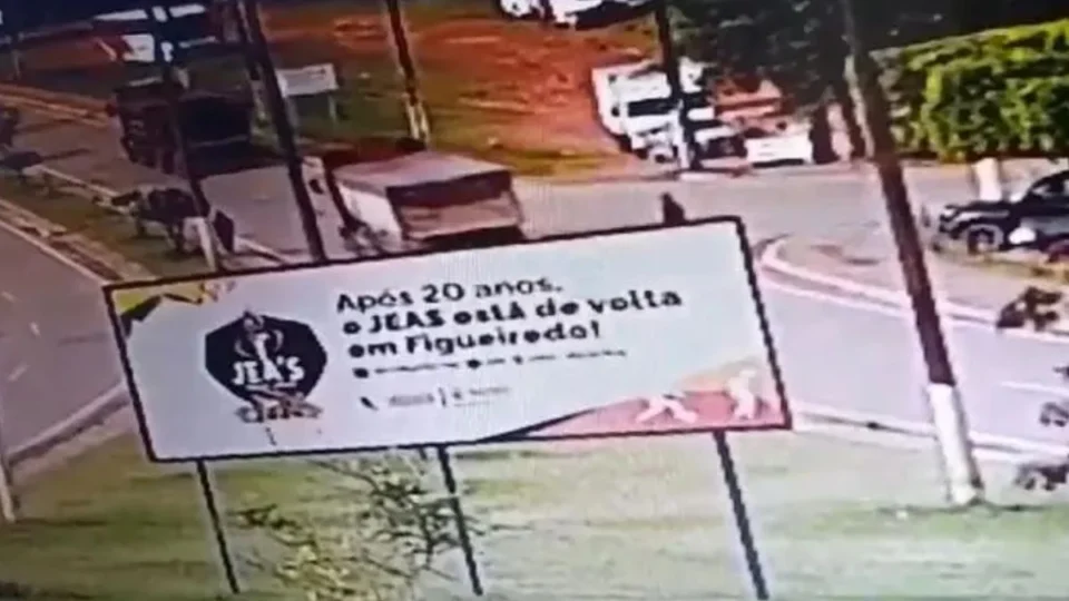 VÍDEO FORTE: Homem é esmagado por carreta em Presidente Figueiredo