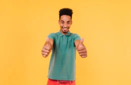 Homem mais feliz do mundo usa 2 palavras diariamente; veja quais