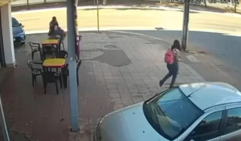 VÍDEO: Homem morre após levar facada enquanto tomava café
