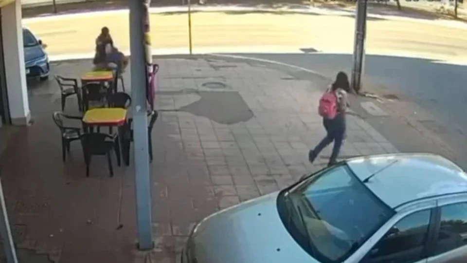 VÍDEO: Homem morre após levar facada enquanto tomava café