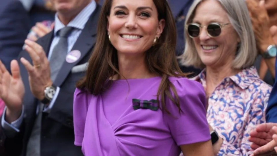 Por que Kate Middleton usou roxo durante aparição em torneio de tênis?
