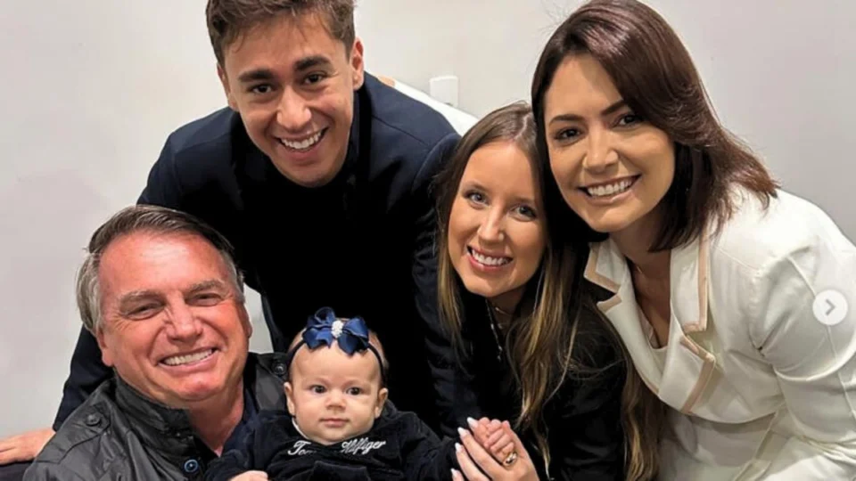 Foto de Nikolas Ferreira expõe tensão na família Bolsonaro