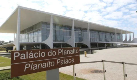 Lula homenageia celebridades e instituições em cerimônia no Palácio do Planalto