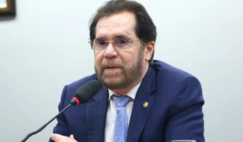 Plínio Valério denuncia a exploração da seca na Amazônia