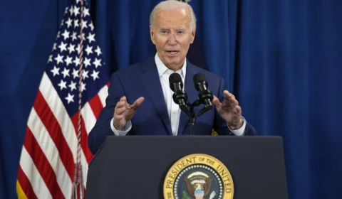 Biden fala com Trump após tiroteio em comício, diz Casa Branca