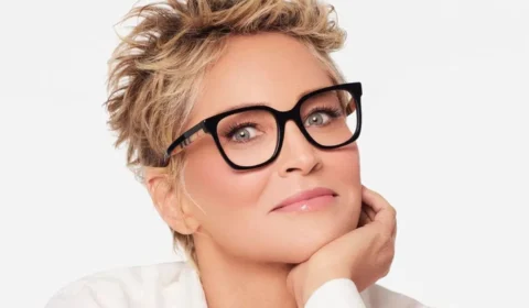 Aos 66 anos, Sharon Stone posta foto seminua pintando um quadro