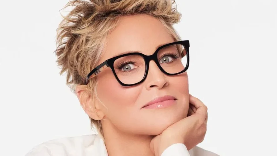 Aos 66 anos, Sharon Stone posta foto seminua pintando um quadro