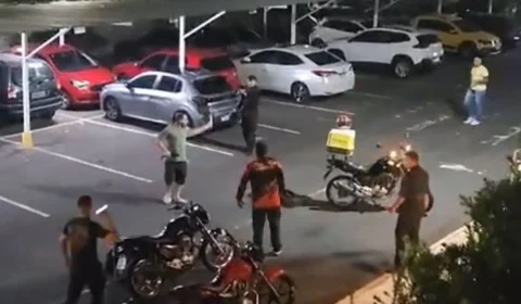 VÍDEO: Morador de condomínio ameaça entregador com terçado em Manaus