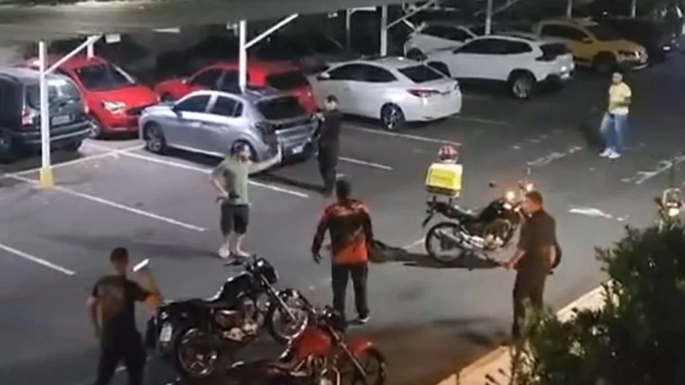 VÍDEO: Morador de condomínio ameaça entregador com terçado em Manaus