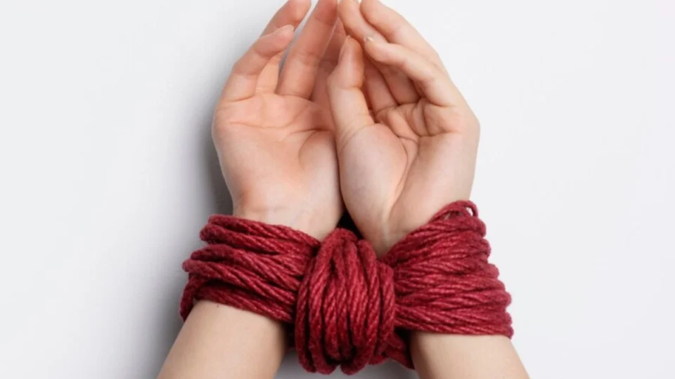 Travesti é encontrada morta com as mãos amarradas