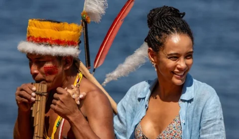 VÍDEO: Taís Araújo visita o Amazonas e viraliza ao nadar com botos