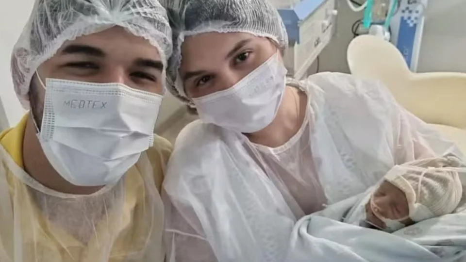 Zé Vaqueiro recebe carinho de cantores após morte do filho de 11 meses