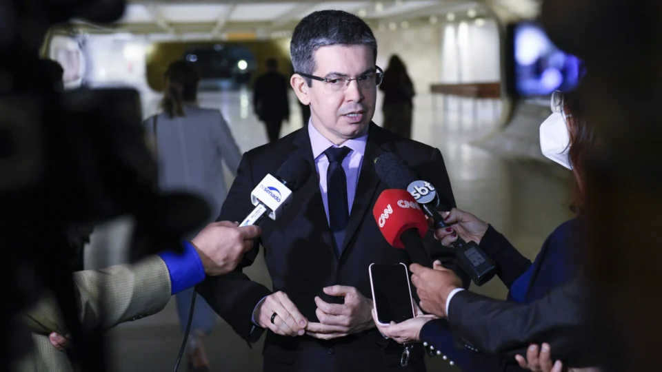 Venezuela: Randolfe contraria PT e critica reeleição de Maduro