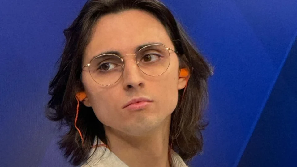 Amom Mandel participa de debate a prefeito de Manaus sem fone de ouvido