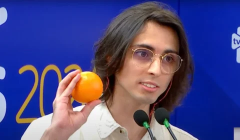 Norte Eleições: Amom leva laranja para debate e dispara contra Wilker: ‘Presente para você’