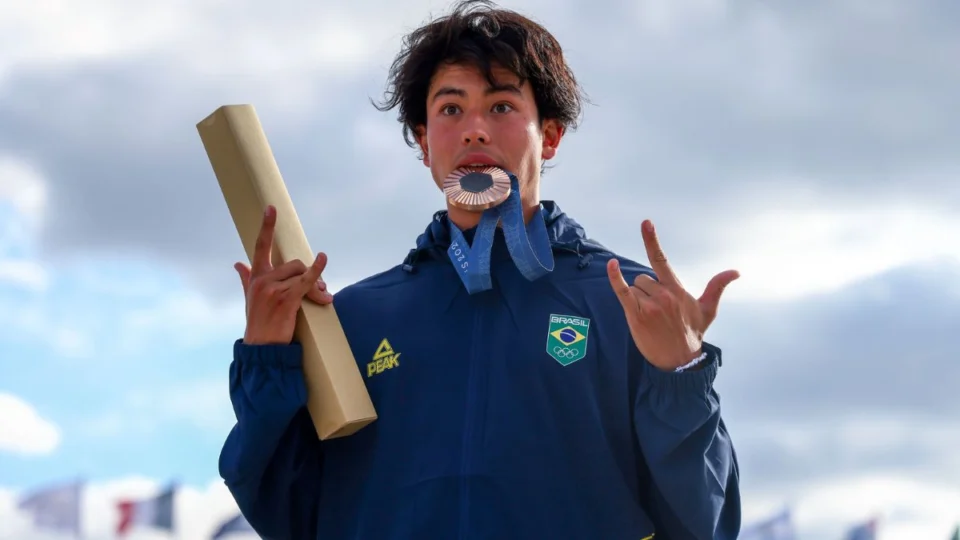 Olimpíadas 2024: Augusto Akio conquista bronze no skate park