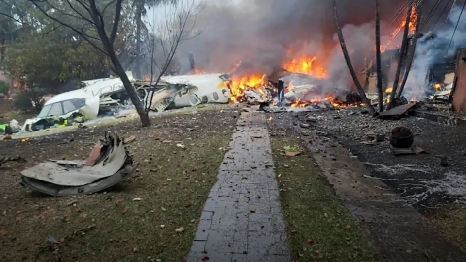 Avião com 61 pessoas cai e explode em área residencial em Vinhedo