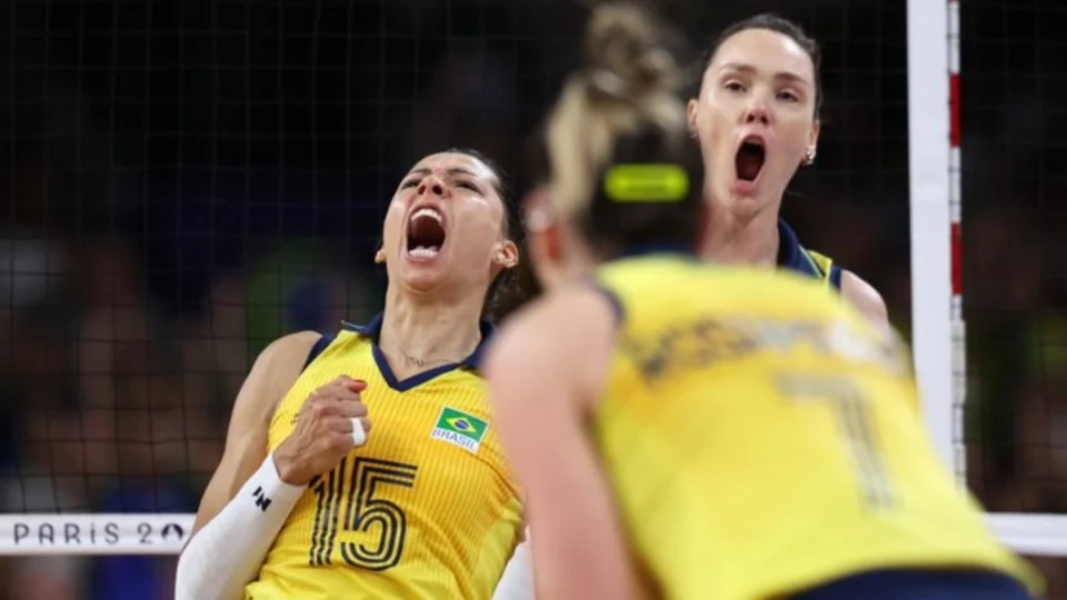 Olimpíadas 2024: Brasil avança para a semifinal do vôlei feminino