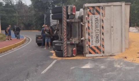 Carreta tomba e bloqueia trânsito na Bola das Letras em Manaus