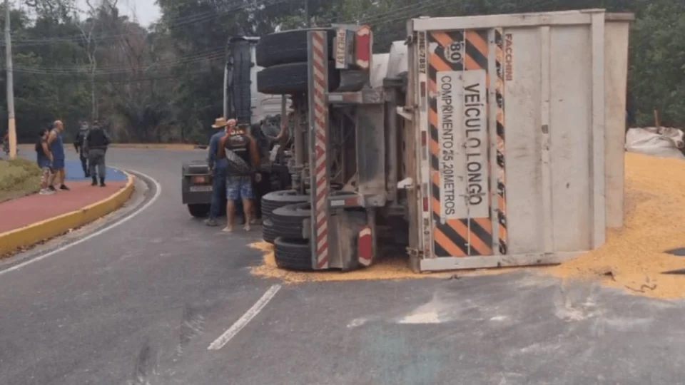 Carreta tomba e bloqueia trânsito na Bola das Letras em Manaus