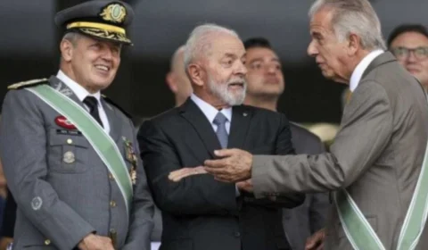 Lula participa de cerimônia em comemoração ao Dia do Soldado