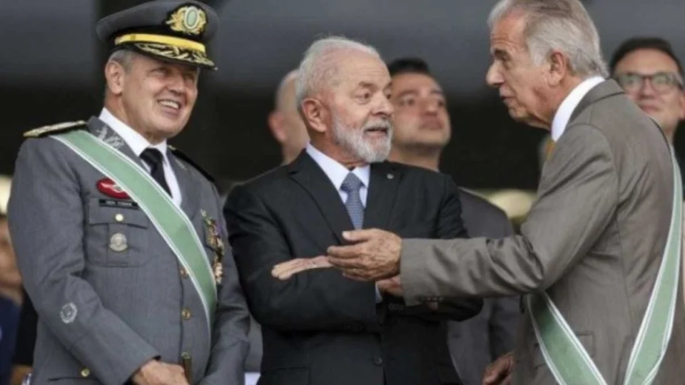 Lula participa de cerimônia em comemoração ao Dia do Soldado