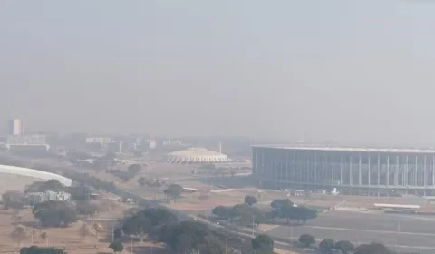 Céu de Brasília amanhece coberto por fumaça neste domingo (25)