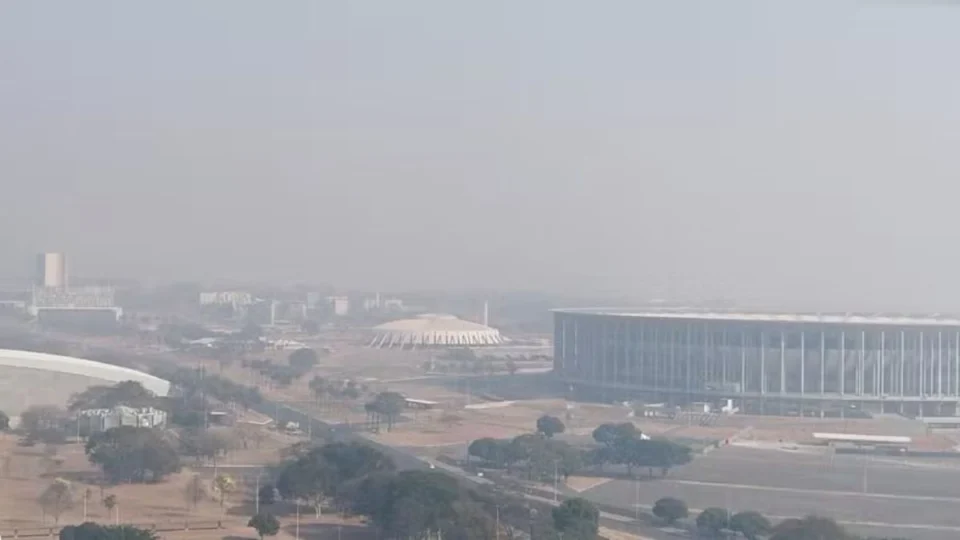 Céu de Brasília amanhece coberto por fumaça neste domingo (25)