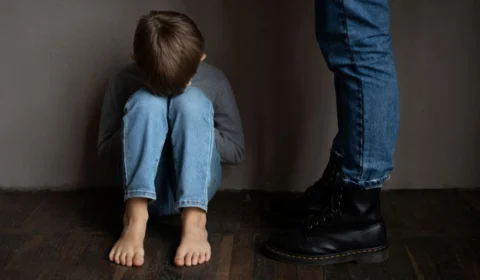 Mulher é preso por abandonar filhos pequenos em Manacapuru; bebê é resgatada sagrando após cair da cama