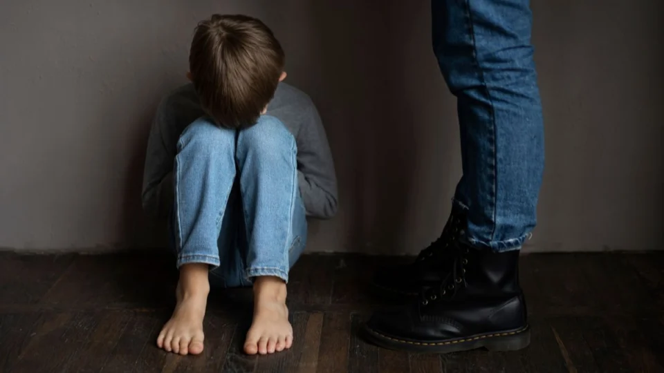 Mulher é preso por abandonar filhos pequenos em Manacapuru; bebê é resgatada sagrando após cair da cama