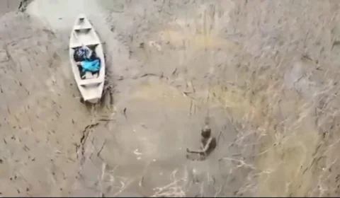 Pescador fica atolado em lama de rio que secou no AM; assista
