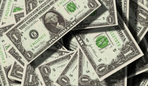 Dólar sobe para R$ 5,80 e marca maior valor desde 2020