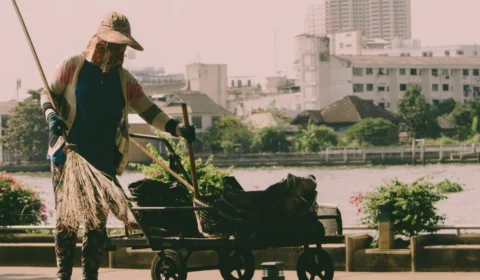 Empresa proíbe entrega de R$ 7 mil arrecadados para faxineiro; entenda o caso