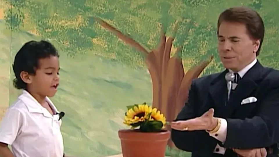 Fã do Raça Negra que virou meme homenageia Silvio Santos; veja