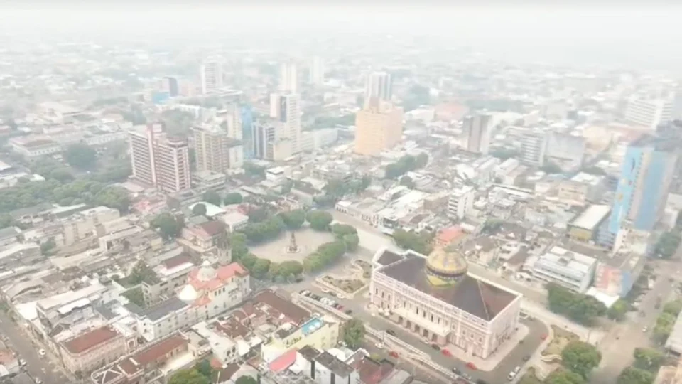 Imagens de drone mostram Teatro Amazonas coberto por fumaça tóxica