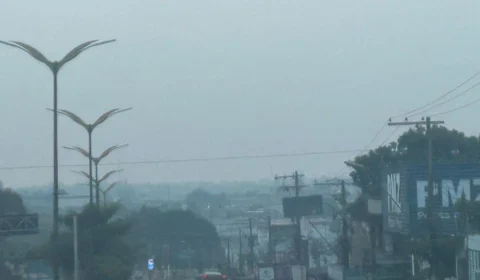 ‘Onda’ de fumaça se torna mais densa sobre Manaus; veja vídeo