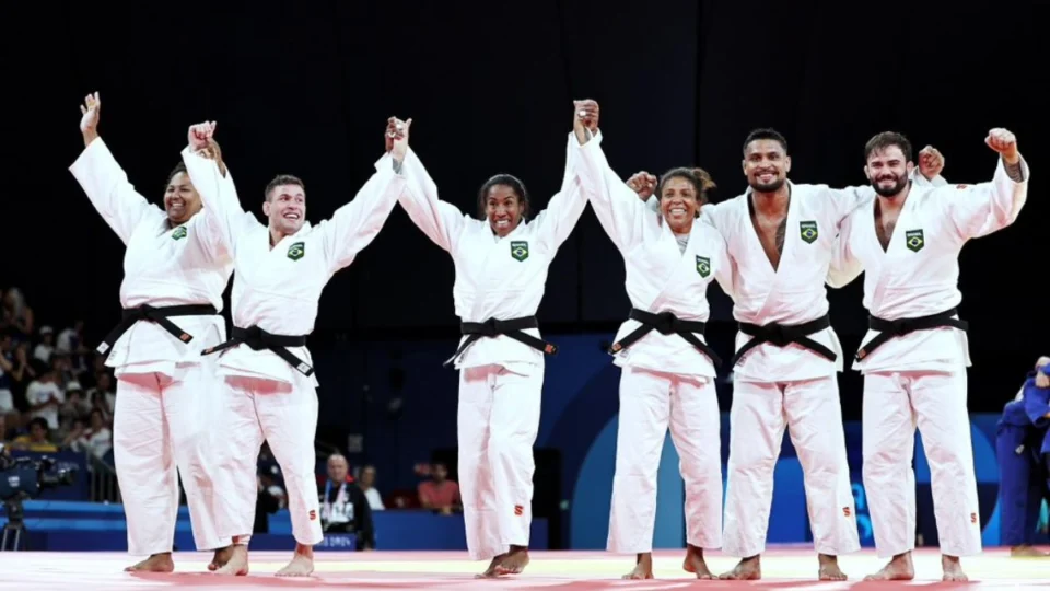 Olimpíadas 2024: Brasil é bronze no judô por equipes
