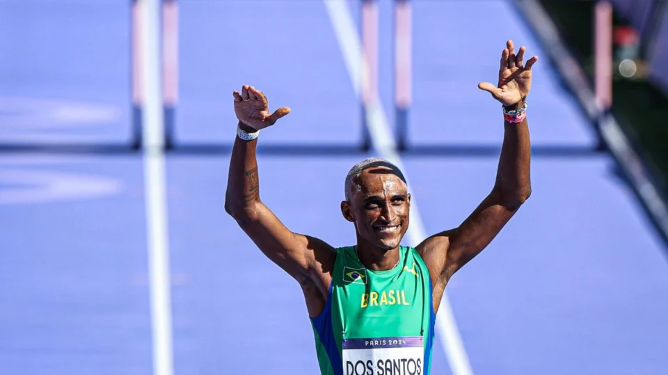 Olimpíadas 2024: Brasil vai às semifinais dos 400m com barreiras
