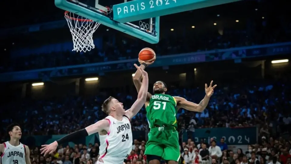 Olimpíadas 2024: Brasil derrota o Japão no basquete masculino