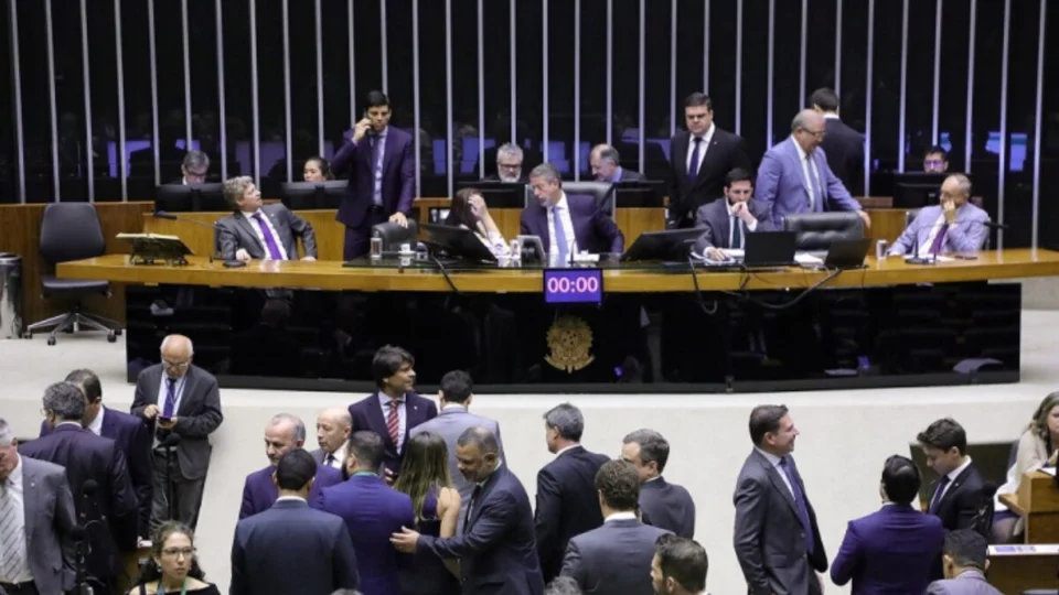 Câmara responde a Dino e não vota crédito para o Judiciário