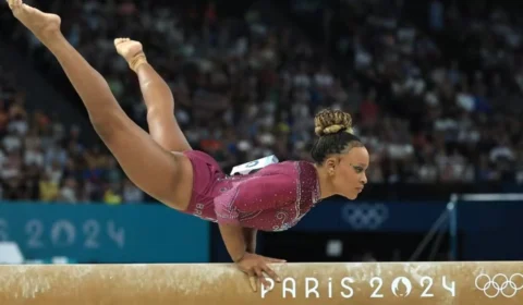 Olimpíadas 2024: Rebeca Andrade fica sem pódio na final da trave