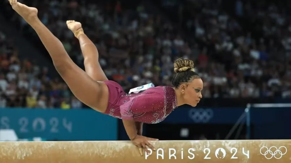 Olimpíadas 2024: Rebeca Andrade fica sem pódio na final da trave