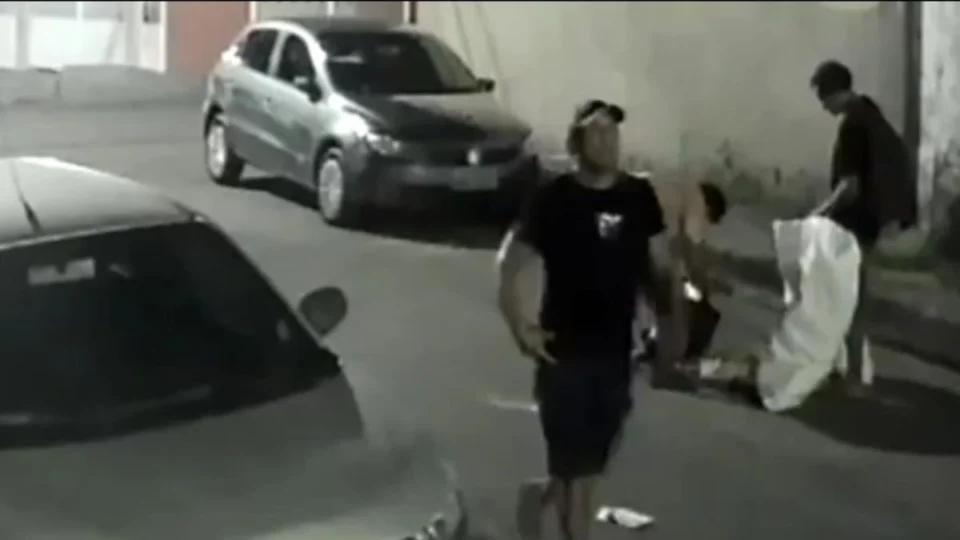 Vídeo mostra jovem esfaqueado ao defender amiga agredida pelo ex em Manaus