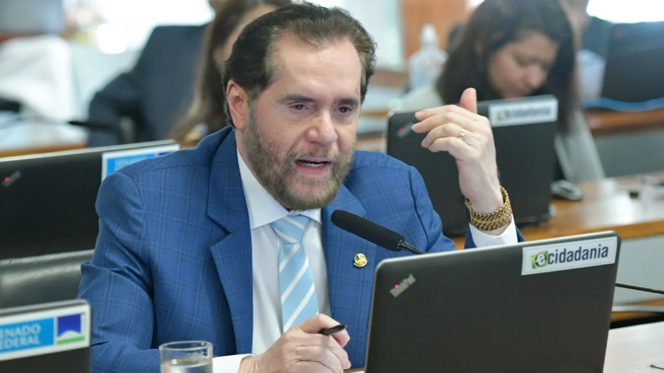 Com seca e incêndios no AM, BR-319 está ‘caótica’, diz senador