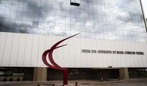 Suspensão do X: OAB pede explicações a Moraes sobre multa da VPN