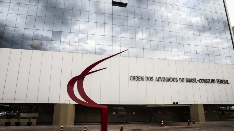 Suspensão do X: OAB pede explicações a Moraes sobre multa da VPN