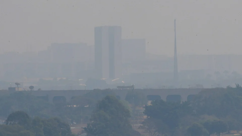 Fumaça que cobriu DF e outros estados pode voltar e se agravar