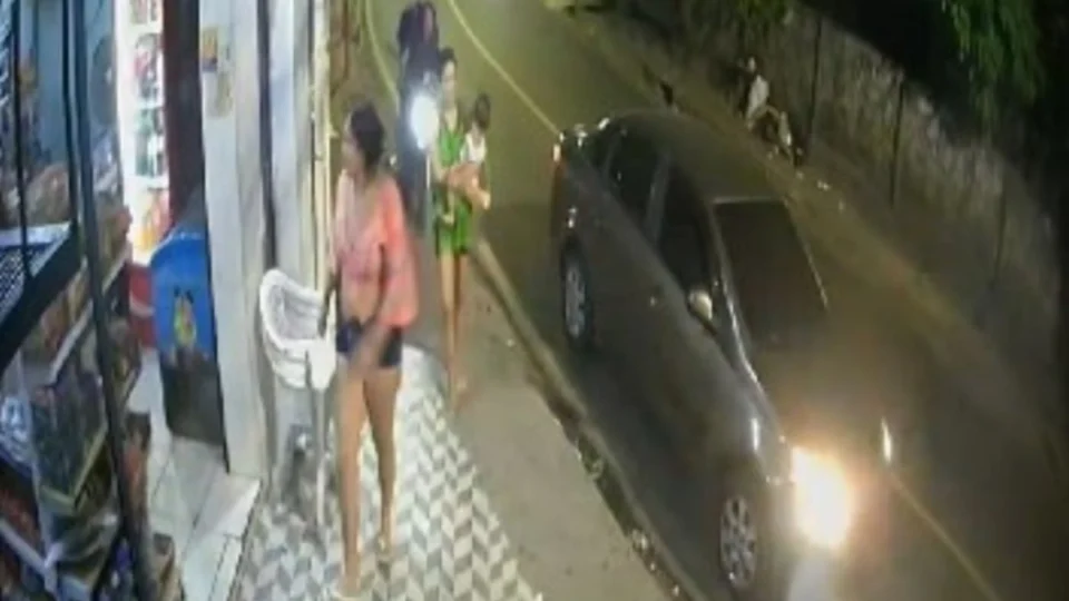 VÍDEO: motoboy invade calçada e atinge mãe e bebê em Manaus