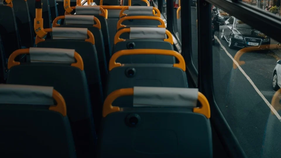 Motorista pede para passageira descer de ônibus e faz sexo; vídeo