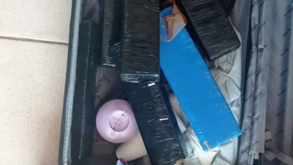 Mulher grávida é presa por transportar 17 kg de maconha